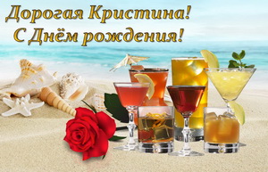 Роза и бокалы с напитками на фоне моря.